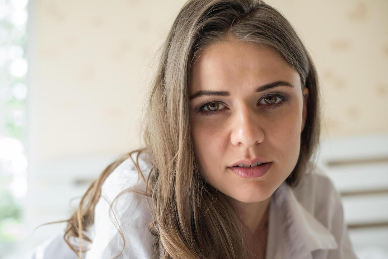 portrait de femme allongée au lit photo