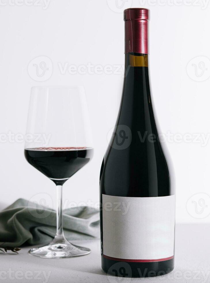 bouteille et verre de vin rouge photo