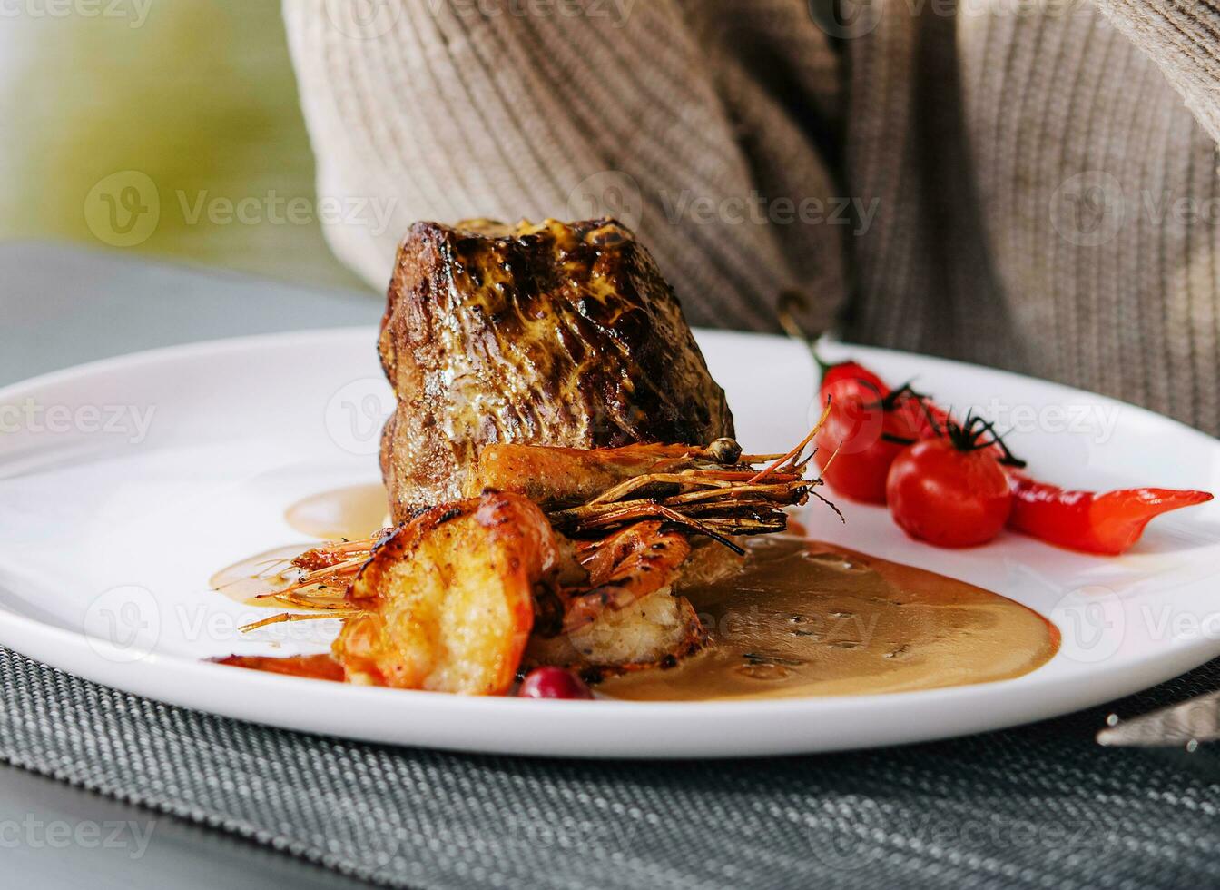 filet mignon avec crevettes proche en haut photo