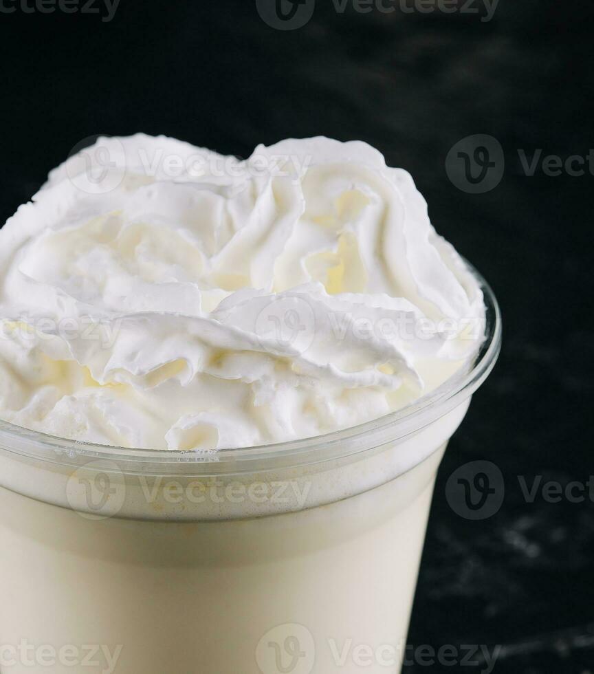 verre avec blanc Milk-shake et crème photo