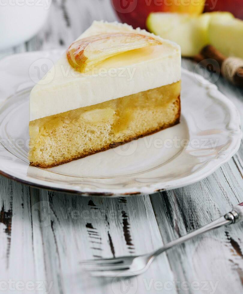 Pomme cheesecake et thé pot sur en bois table photo