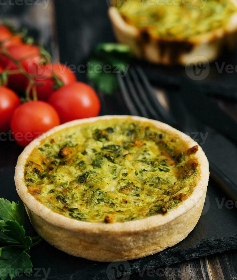 Quiche avec épinard - traditionnel plat de français cuisine photo