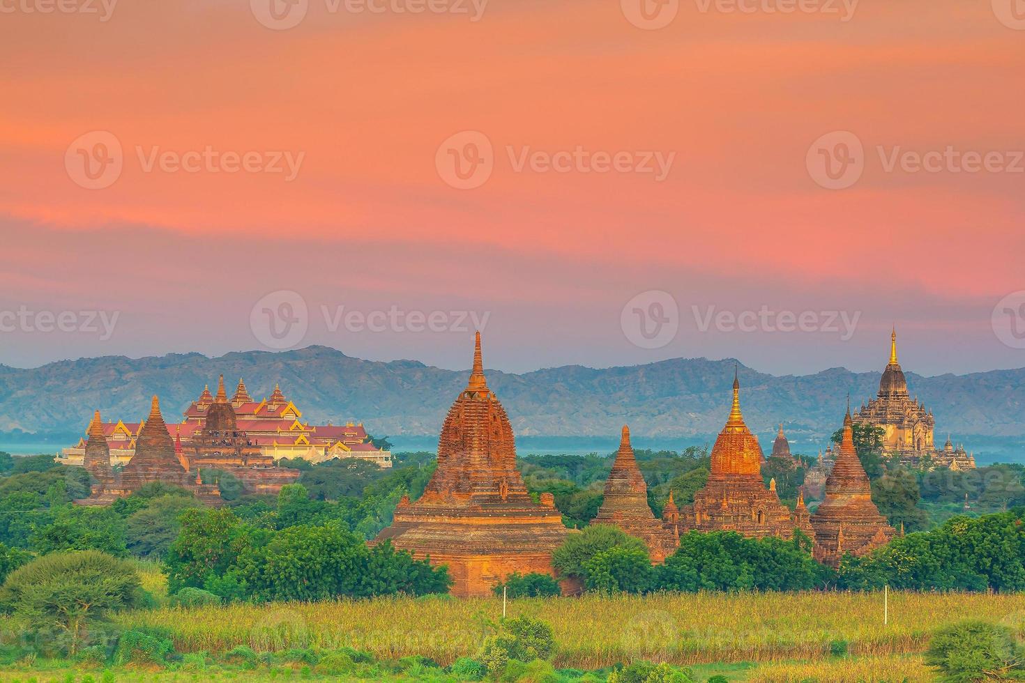 paysage urbain de bagan du myanmar en asie photo