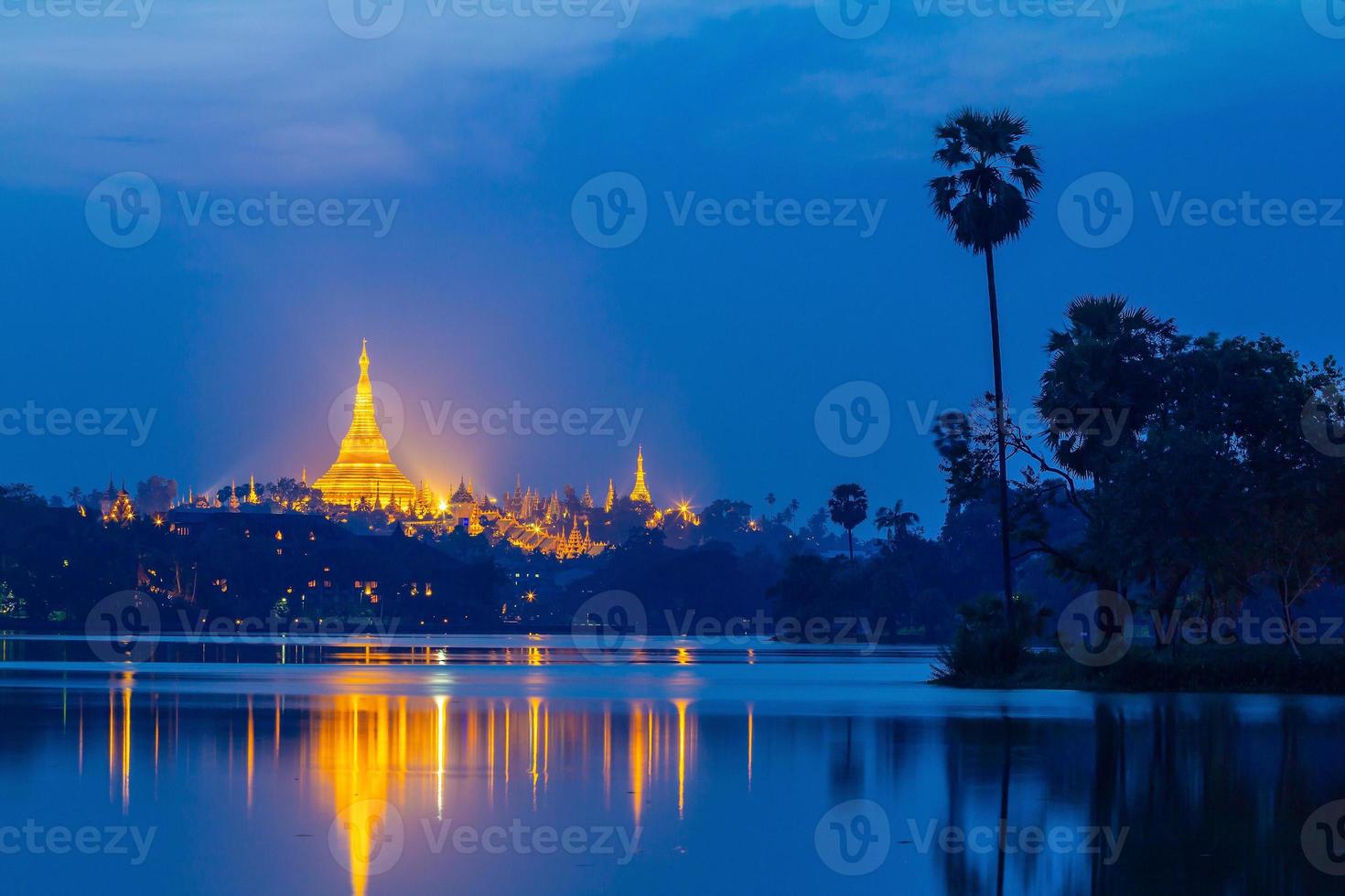 pagode shwedagon au coucher du soleil, pagode du grand dagon à yangon myanmar photo