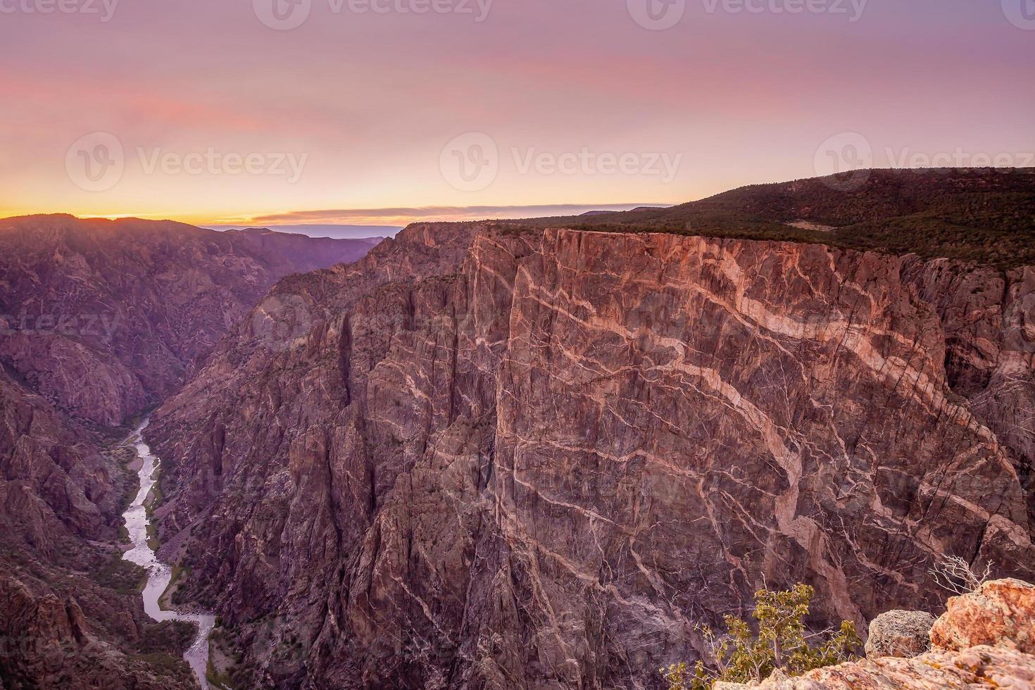 Canyon noir des paysages du parc national de Gunnison au lever du soleil photo