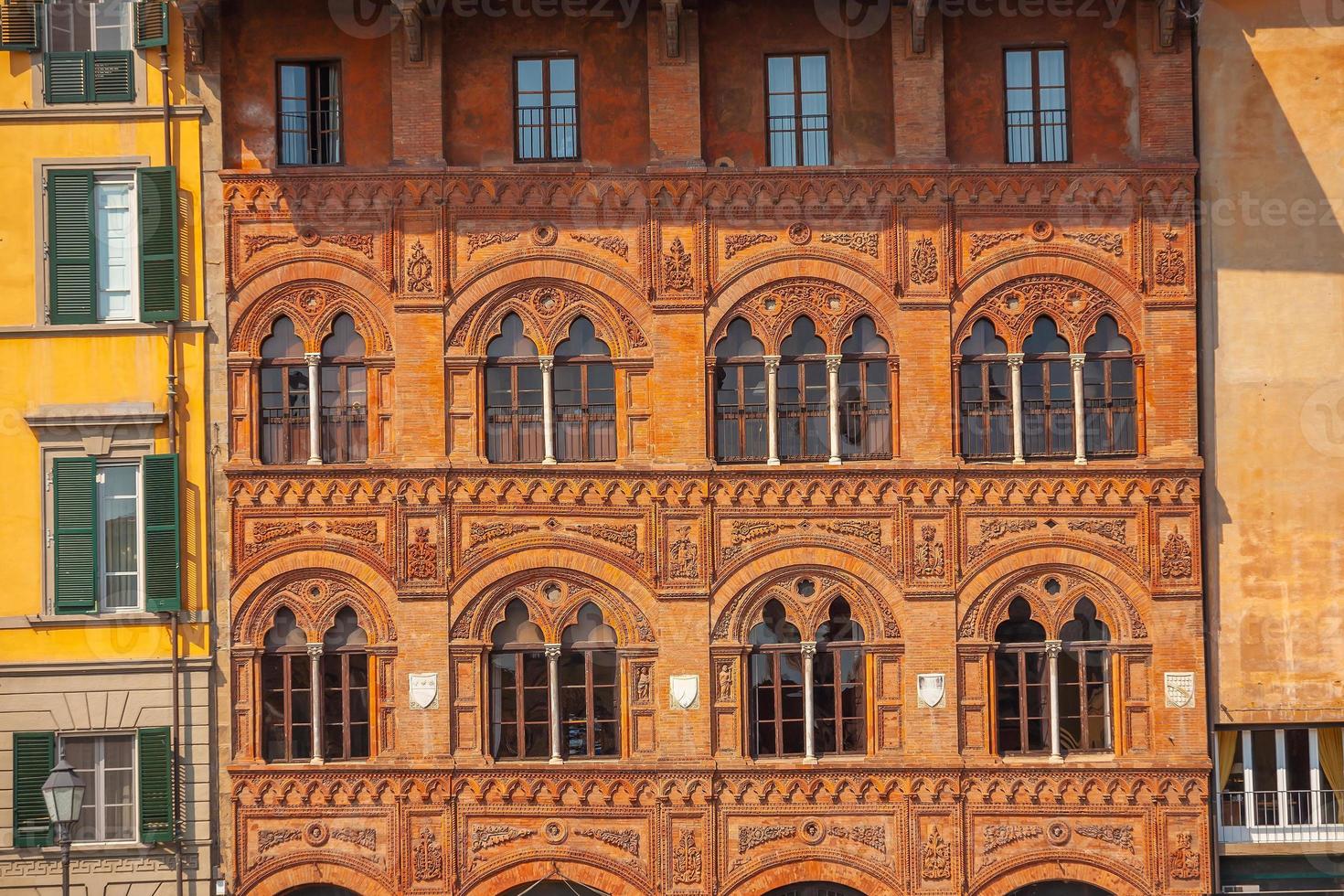 Décoration de façade dans les toits du centre-ville de Pise, Italie photo