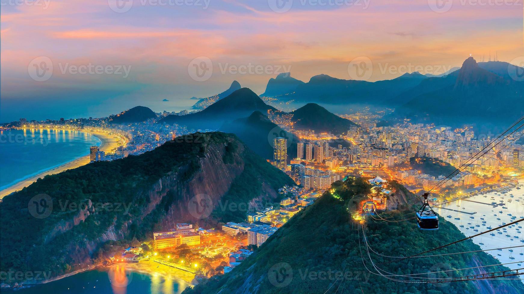 vue nocturne de la plage de copacabana, urca et botafogo à rio de janeiro photo