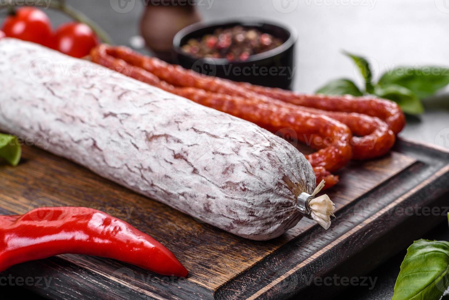 salami espagnol de saucisse séchée sur un fond de béton foncé photo