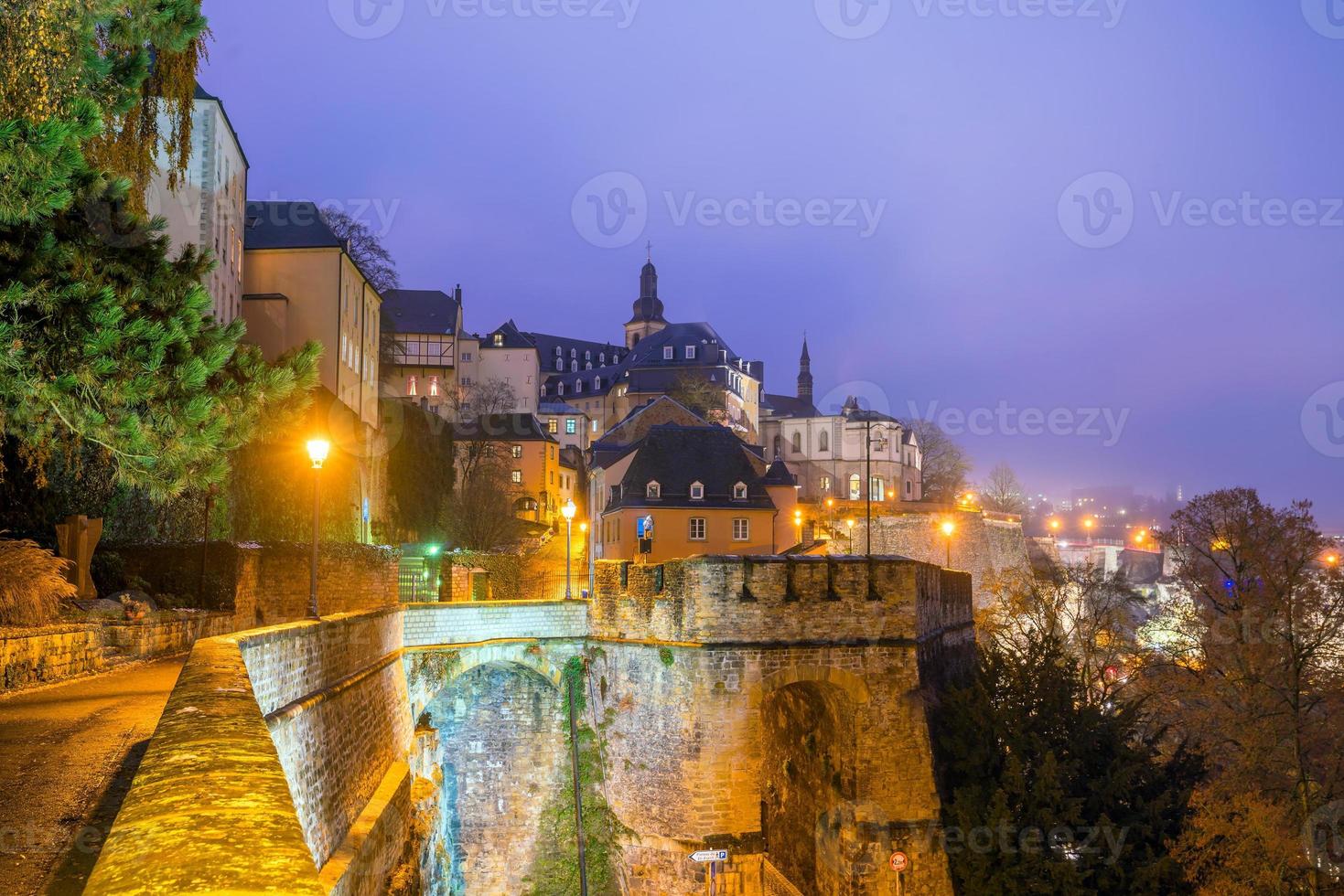 Toits de la vieille ville de la ville de luxembourg à partir de la vue de dessus photo