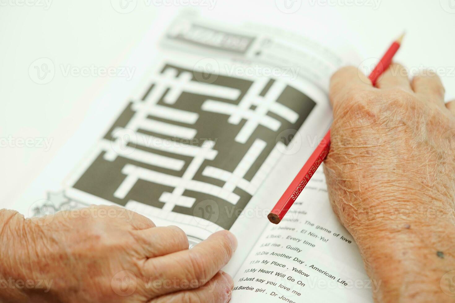 asiatique personnes âgées femme en jouant sudoku puzzle Jeu pour traitement démence la prévention et Alzheimer maladie. photo