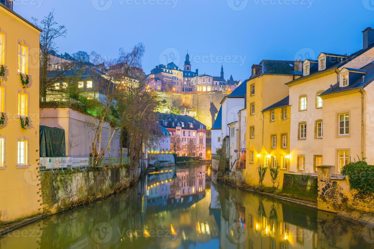 Toits de la vieille ville de la ville de luxembourg à partir de la vue de dessus photo