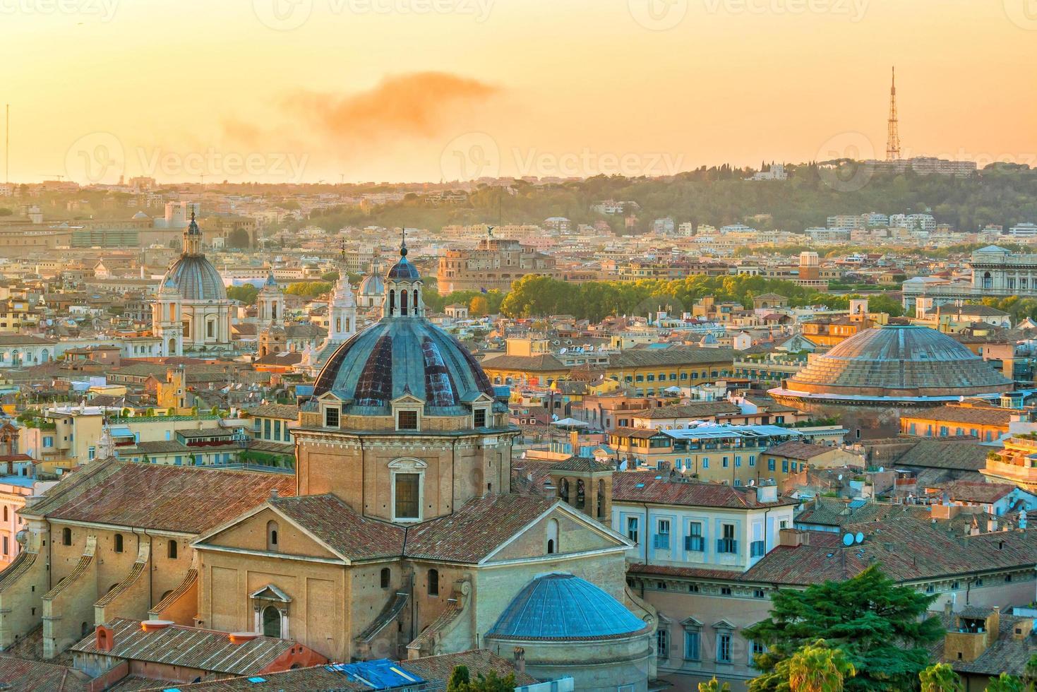 Vue de dessus des toits de la ville de Rome depuis le château de Sant'Angelo photo