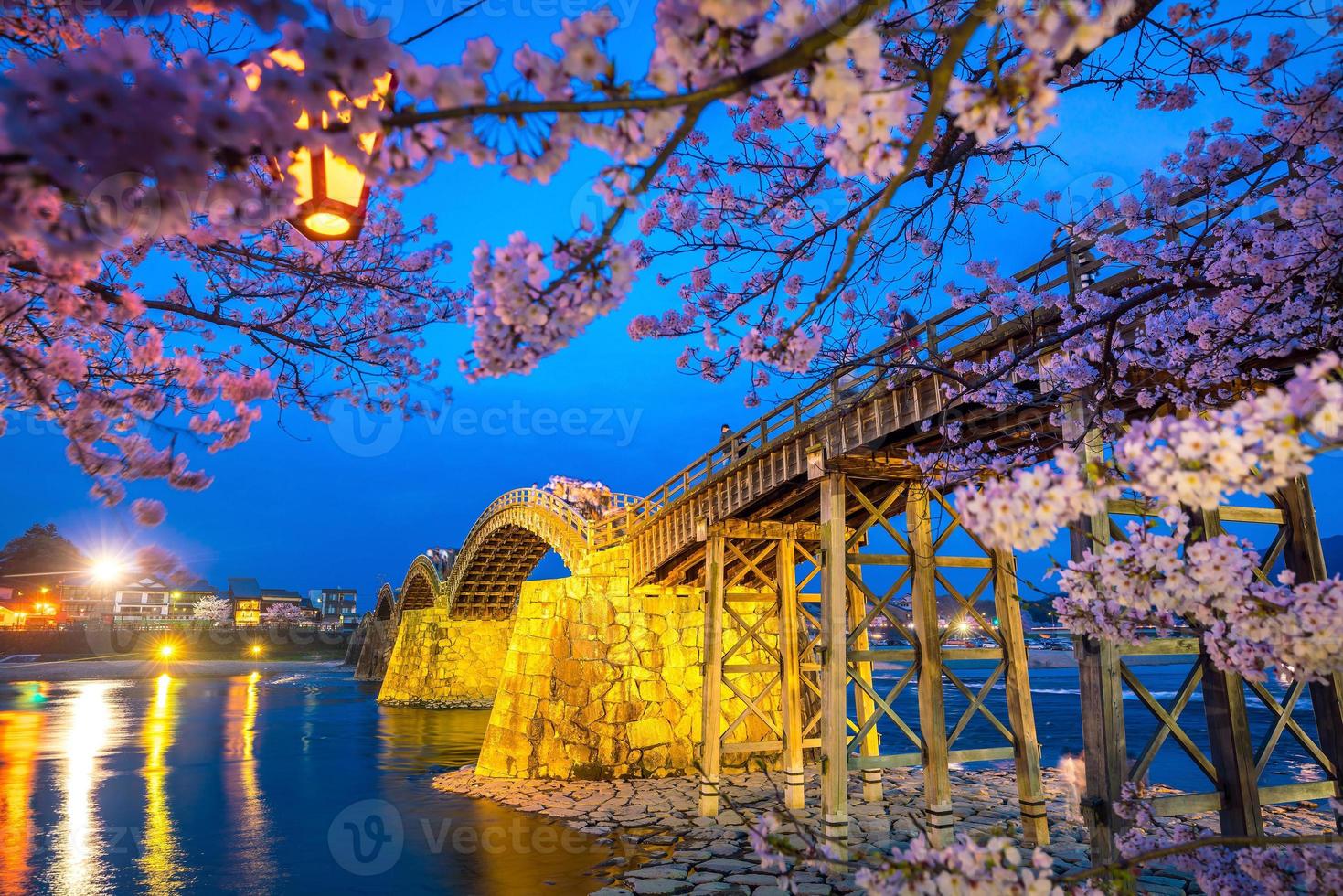 fleur de cerisier pleine floraison au pont kintaikyo photo