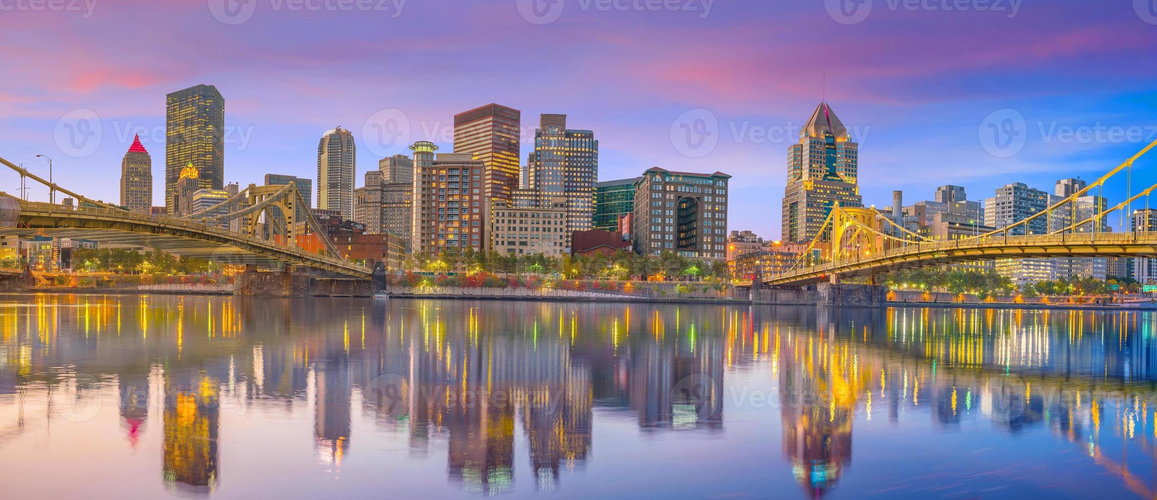 Panorama du centre-ville de Pittsburgh au crépuscule photo