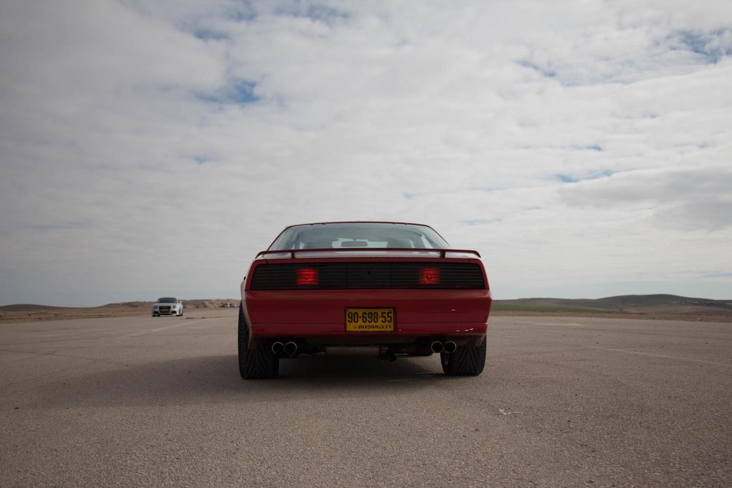 voitures sur la piste de course et sur les routes du désert photo
