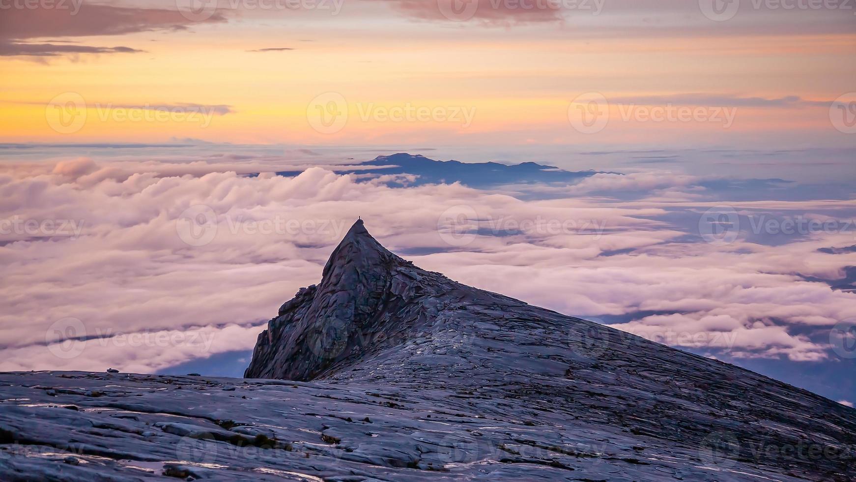 paysage naturel au sommet du mont kinabalu en malaisie photo