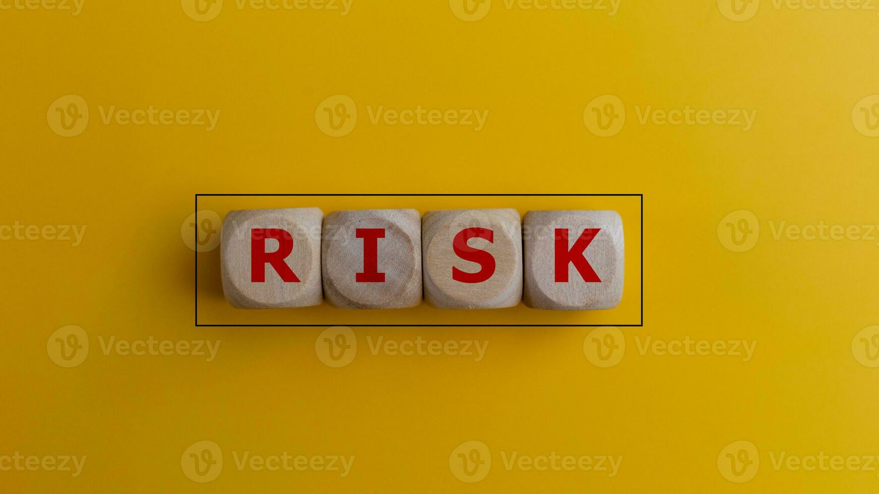 en bois cubes avec le mot risque. prise de risque, risque gestion, ou évaluation concept. photo