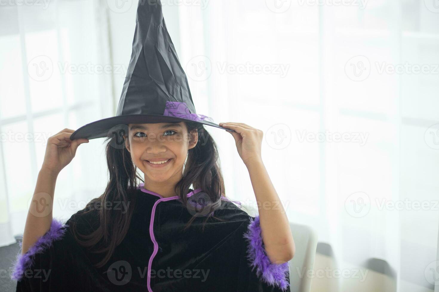 content asiatique enfant fille dans une sorcière costume à Halloween. tour ou traiter. des gamins tour ou traiter. photo