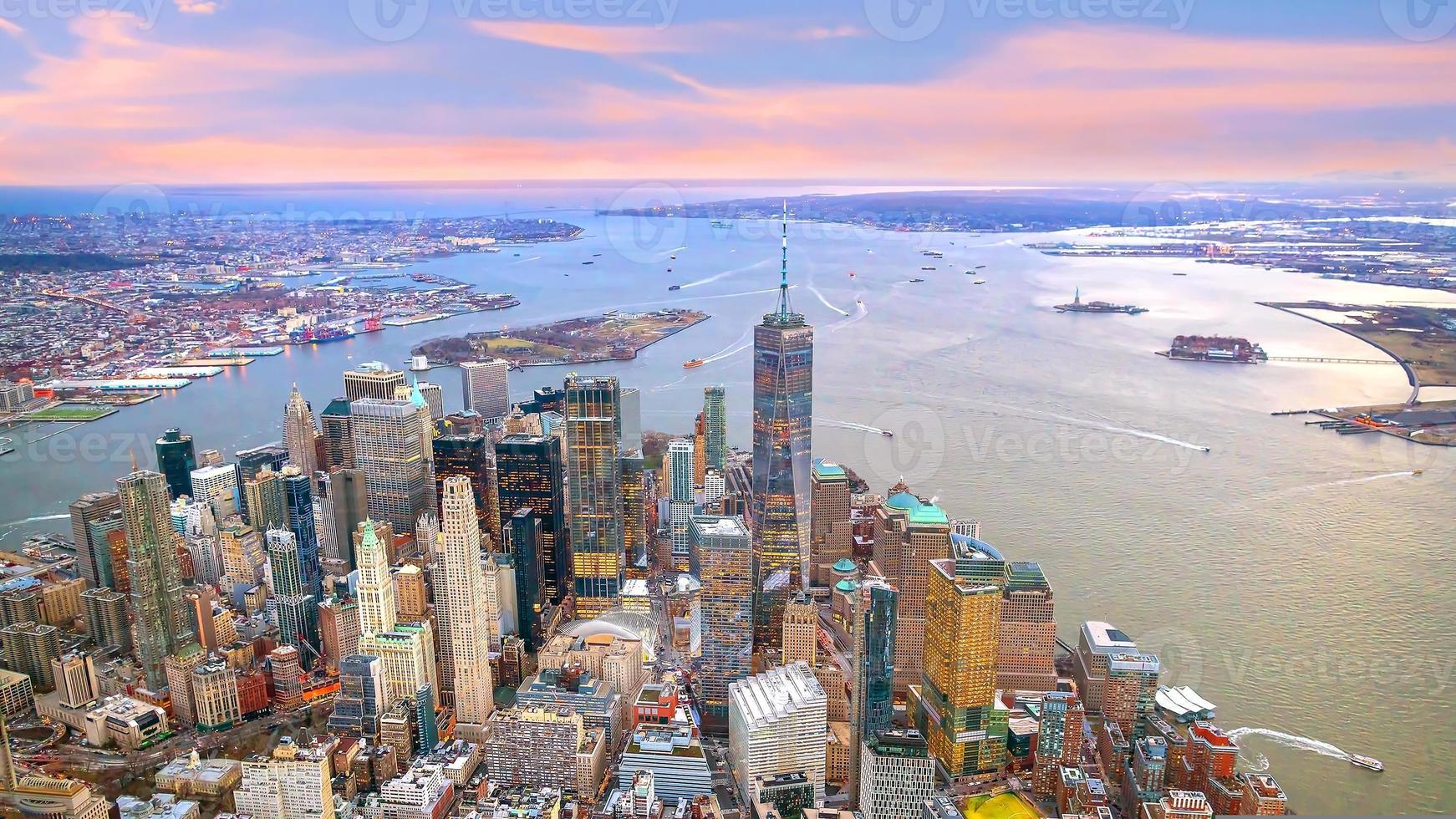Vue aérienne de Manhattan au coucher du soleil, New York City photo