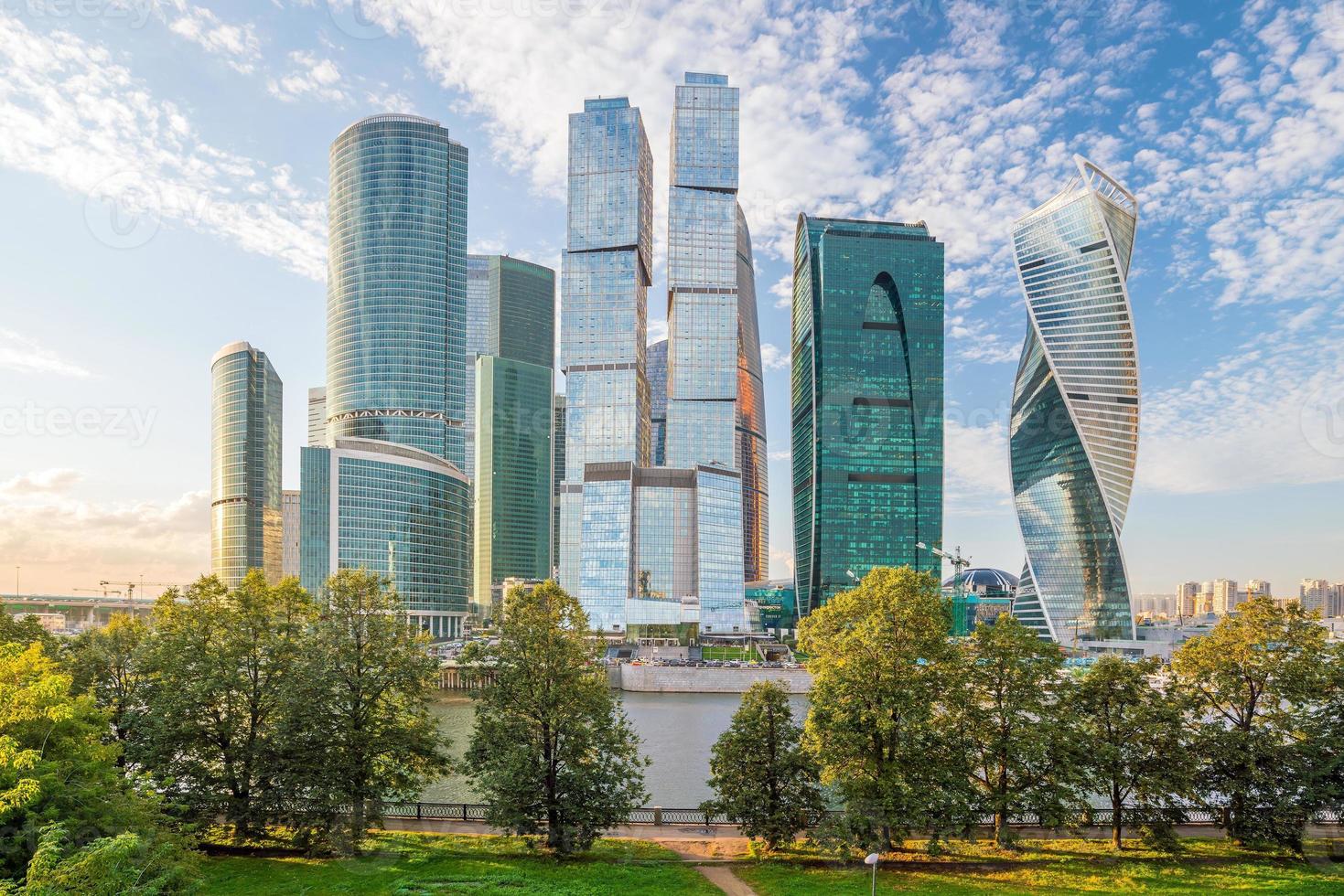 gratte-ciel modernes des toits de la ville de moscou photo