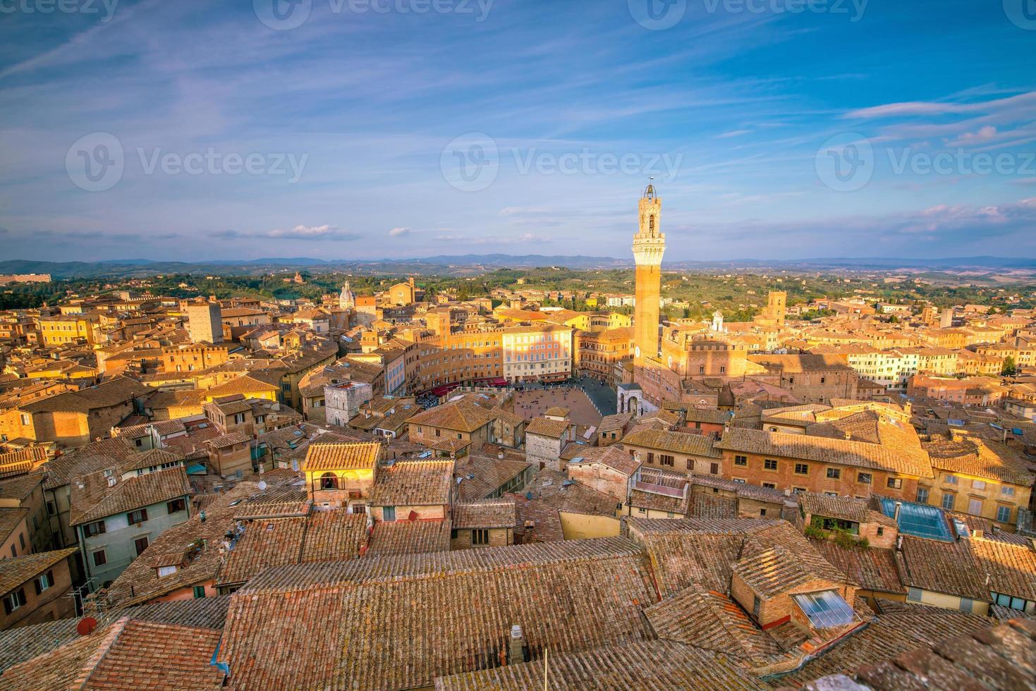 Skyline du centre-ville de Sienne en Italie photo