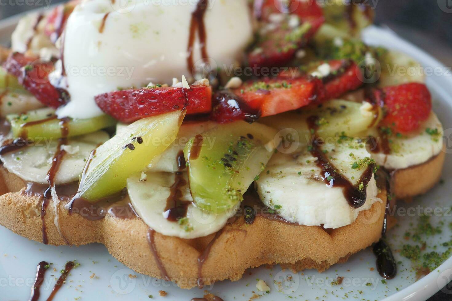 la glace crème et baie des fruits avec Chocolat sauce et gaufre photo