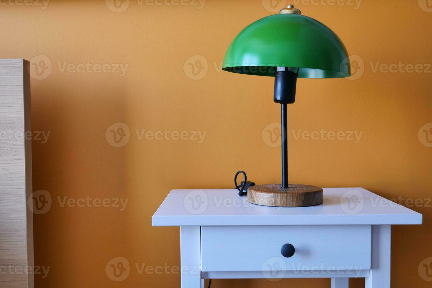 table lampe contre Orange Couleur mur dans lit pièce photo