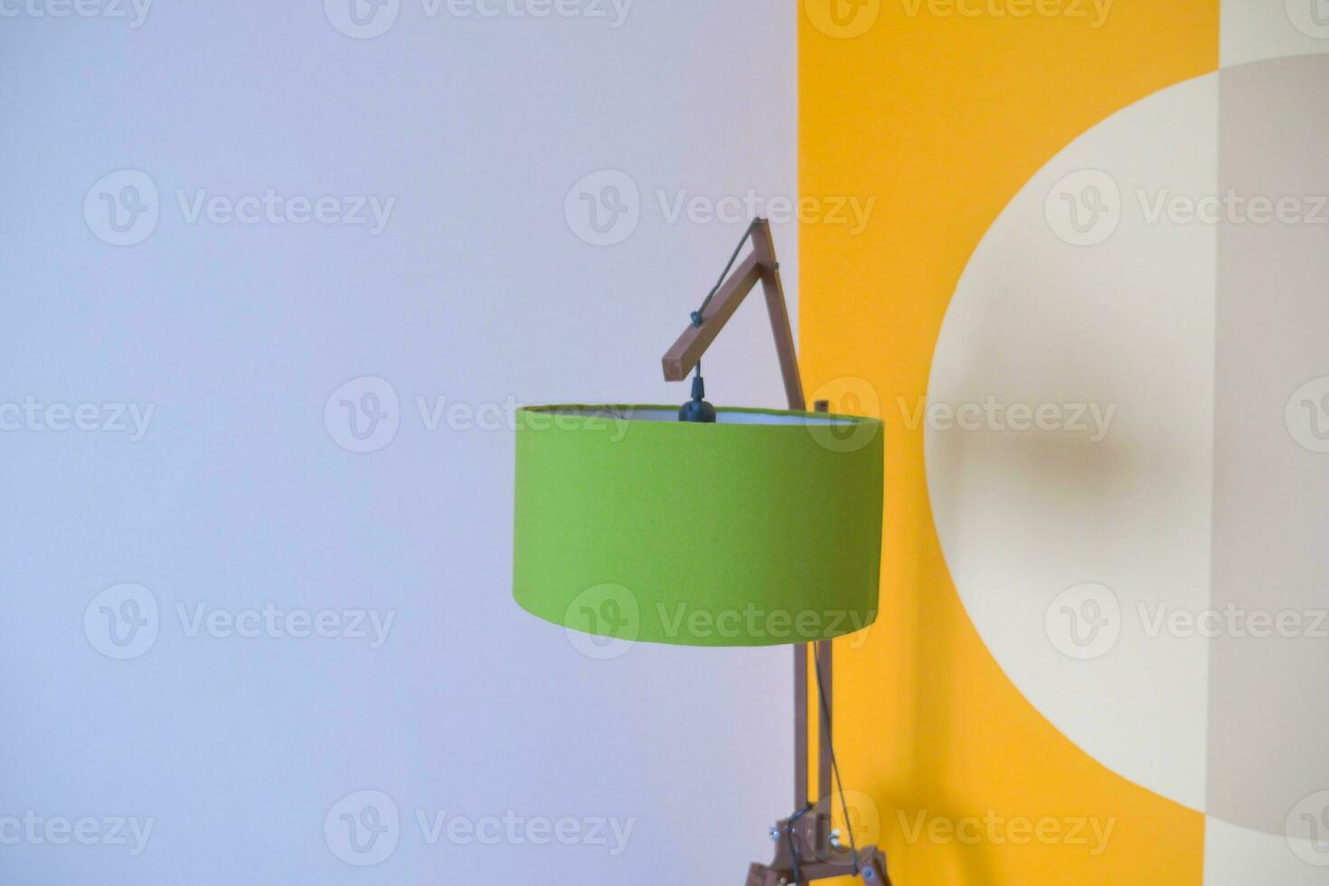 une lampe dans Accueil contre blanc mur photo