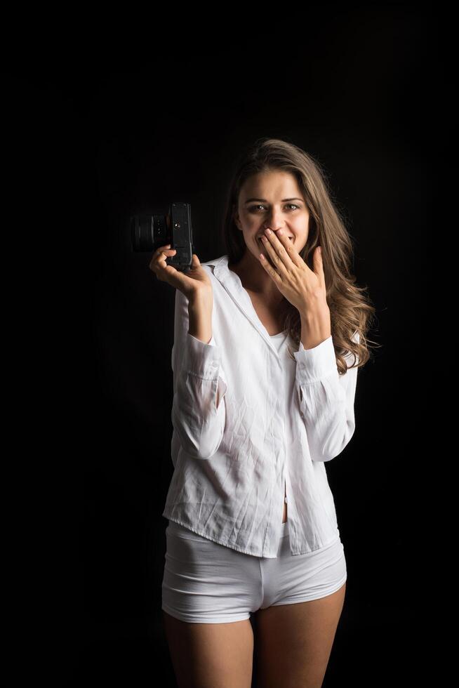 portrait de mode de jeune femme photographe avec appareil photo