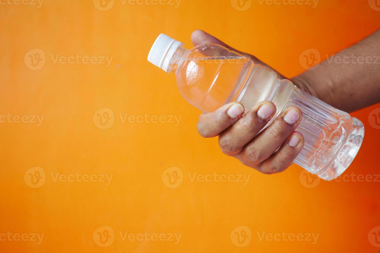 bouteille d'eau potable fraîche dorée à la main photo