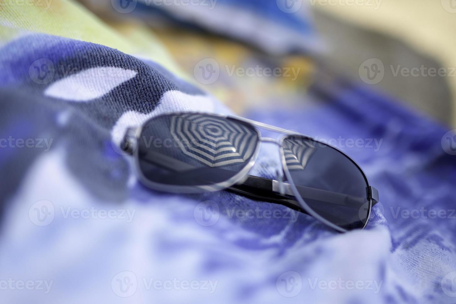 lunettes de soleil réfléchissantes sur la plage photo