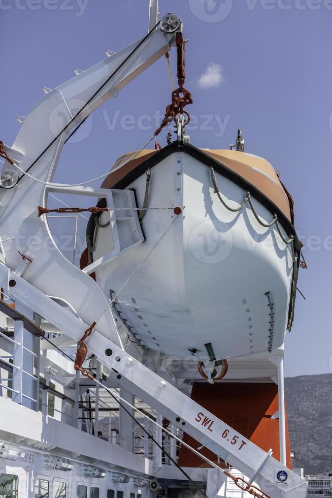 canot de sauvetage sur le pont d'un bateau de croisière photo