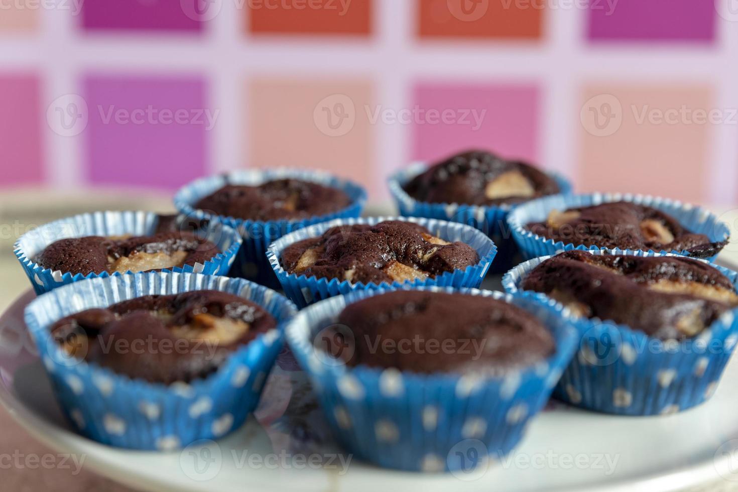 gros plan de cupcakes au chocolat faits à la main dans une assiette blanche. photo