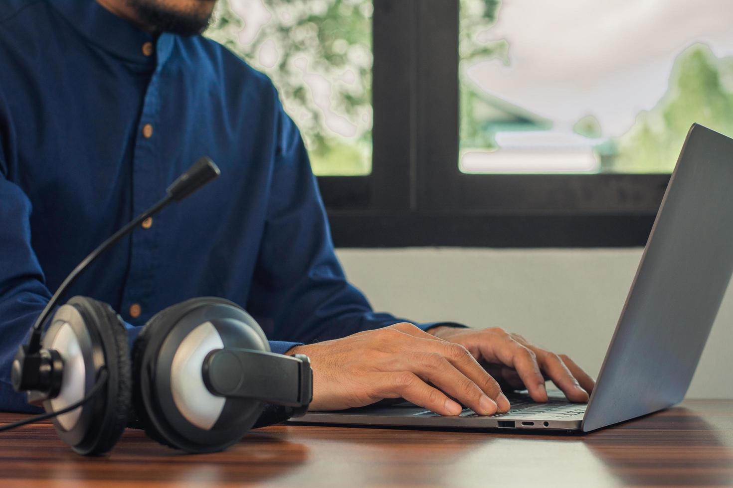 l'homme est un support en ligne pour casque d'appel à la maison photo