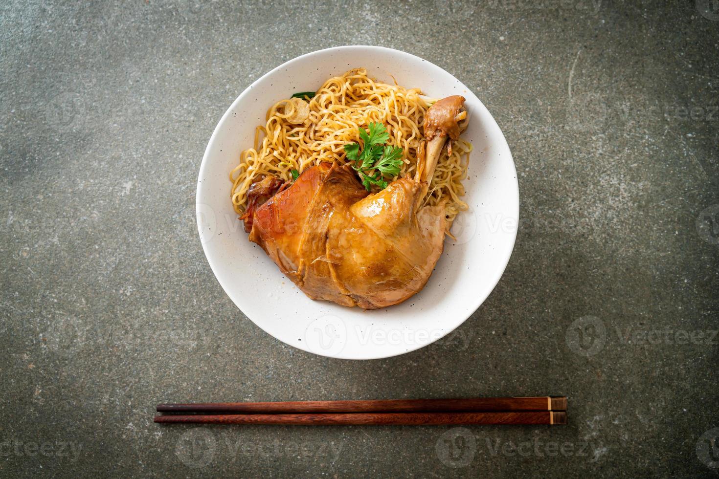 nouilles séchées au poulet braisé photo