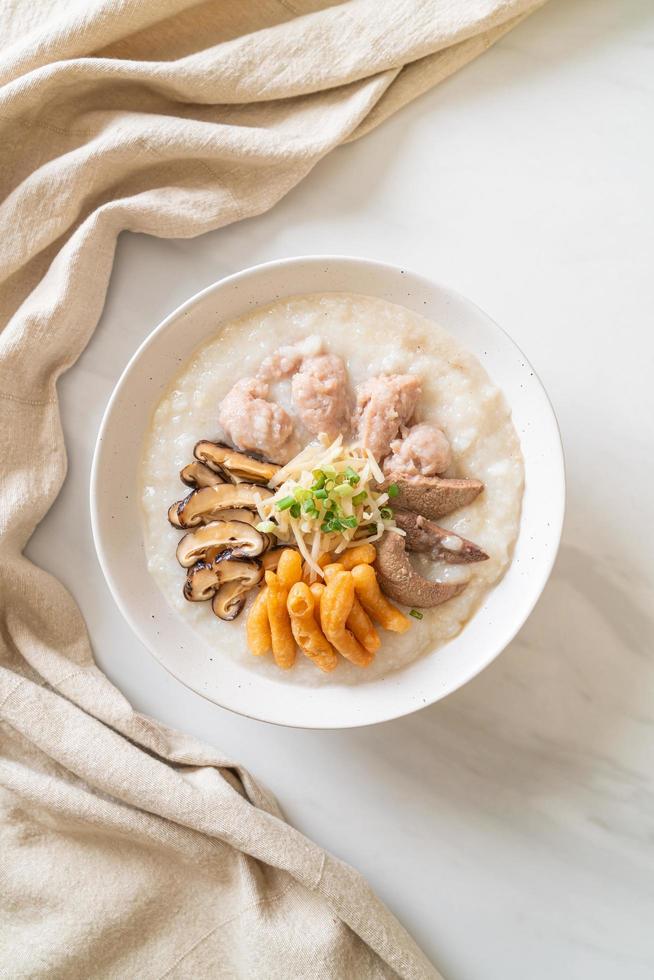 congee de porc ou porridge au porc photo