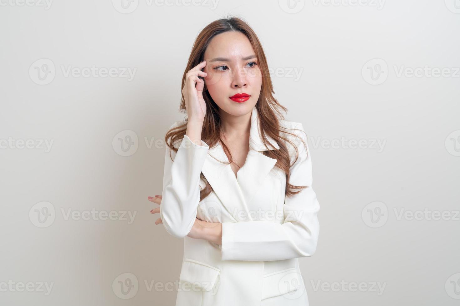 portrait belle femme asiatique en colère, stress, inquiétude ou se plaindre sur fond blanc photo