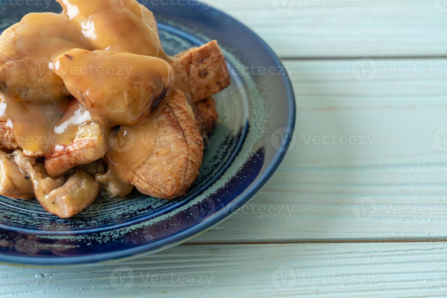 bananes grillées avec sauce caramel à la noix de coco sur assiette photo