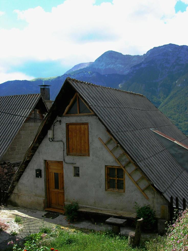 maison typique avec son toit noir et sa pente exagérée photo