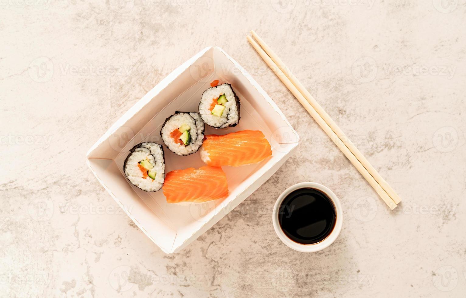 ensemble de sushis dans une boîte en papier kraft jetable photo