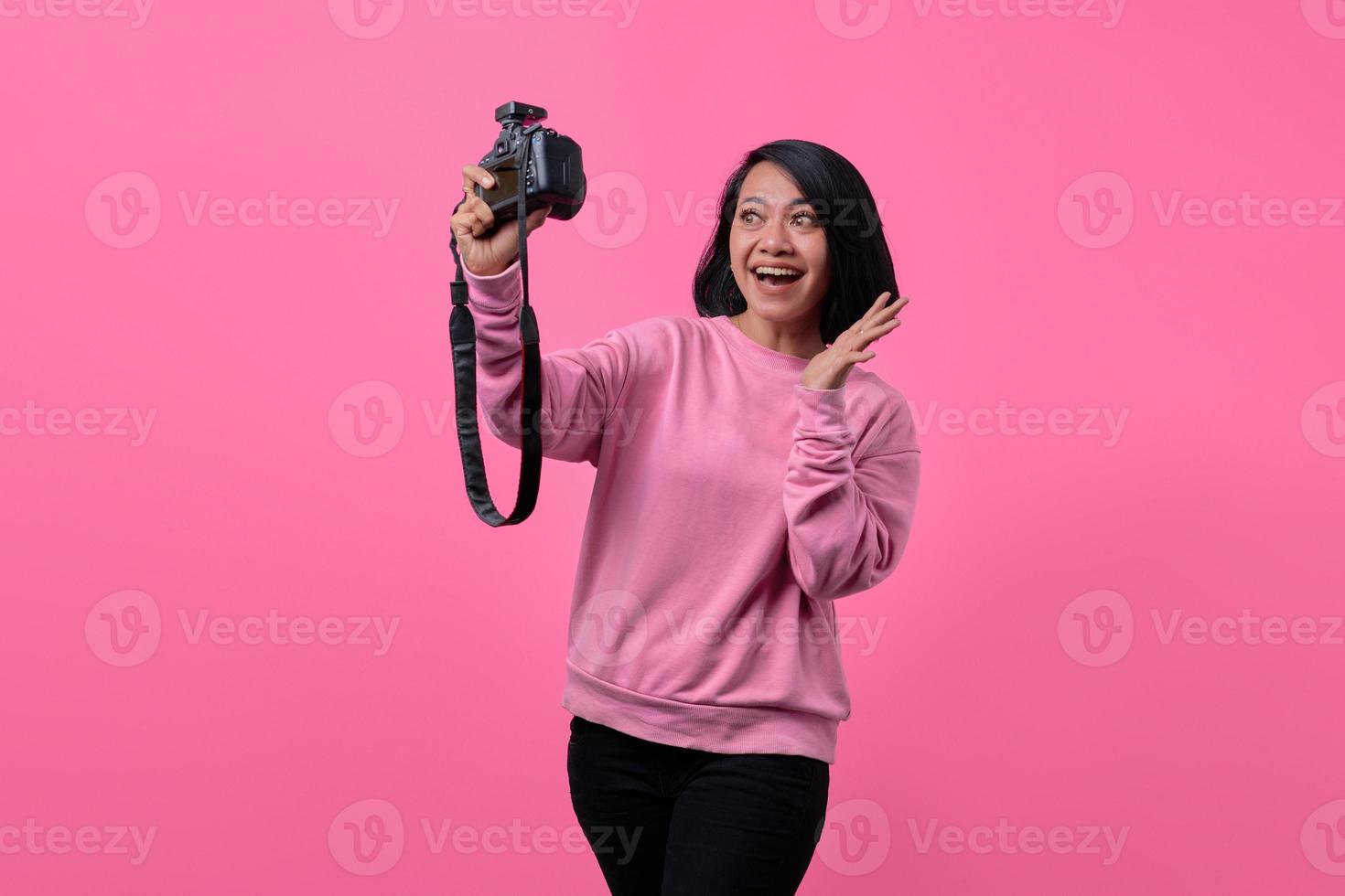 belle fille prenant un autoportrait avec un appareil photo professionnel.