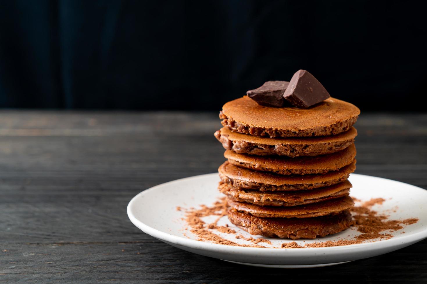 pile de crêpes au chocolat avec de la poudre de chocolat photo