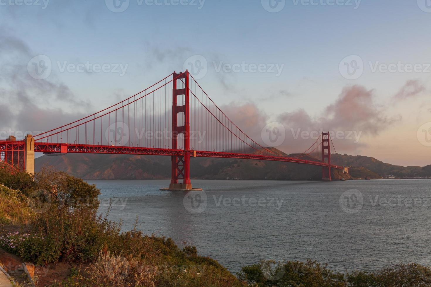 Pont du Golden Gate illuminé au lever du soleil, San Francisco, Etats-Unis photo