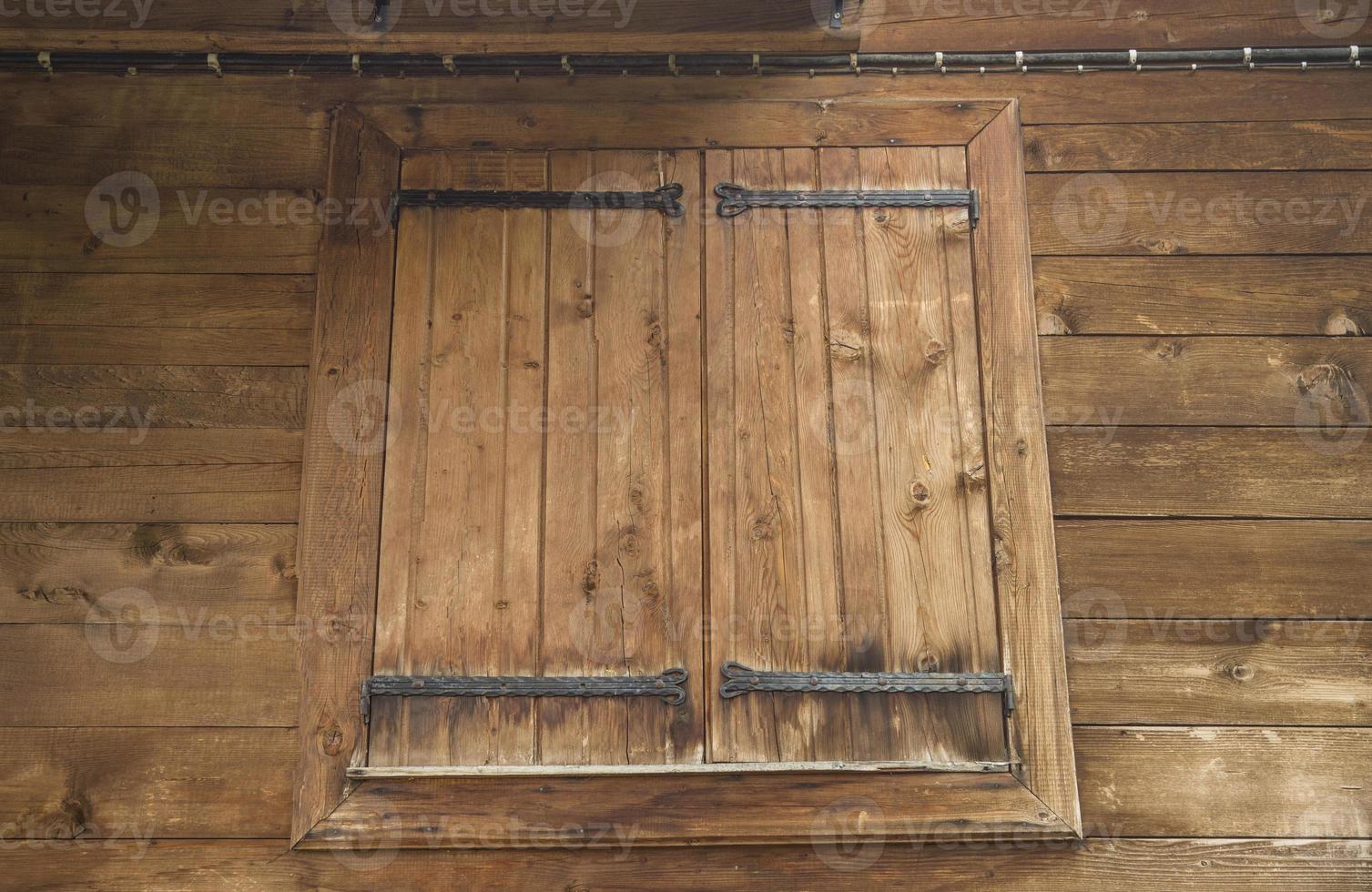 fenêtre en bois, fenêtre de maison de village, fenêtre de maison privée photo
