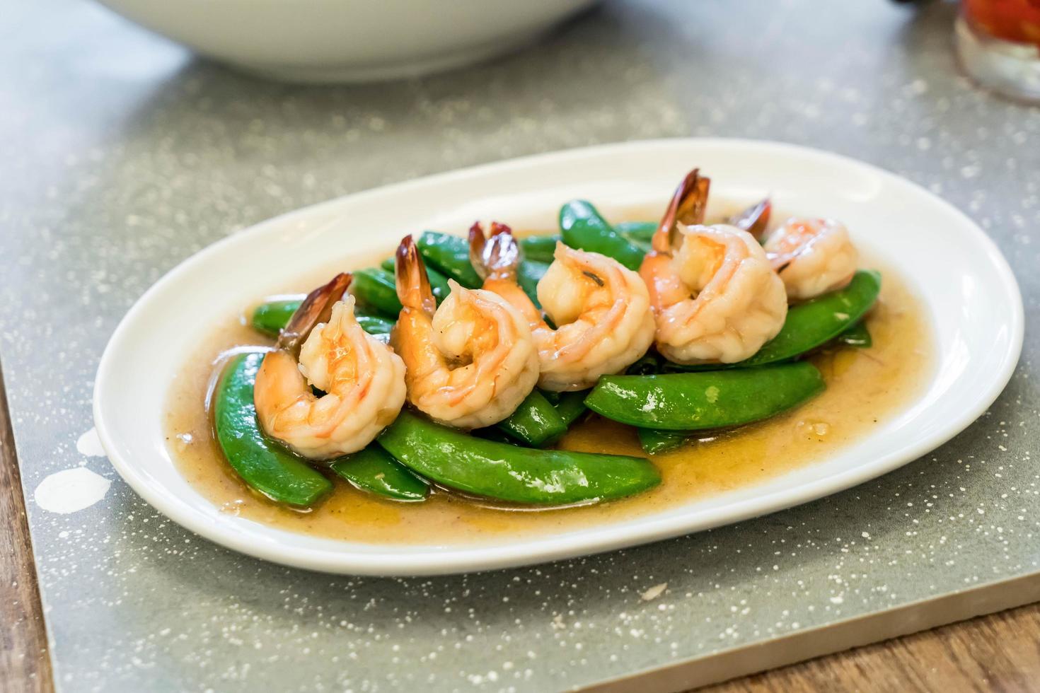 sauté de pois mange-tout aux crevettes photo