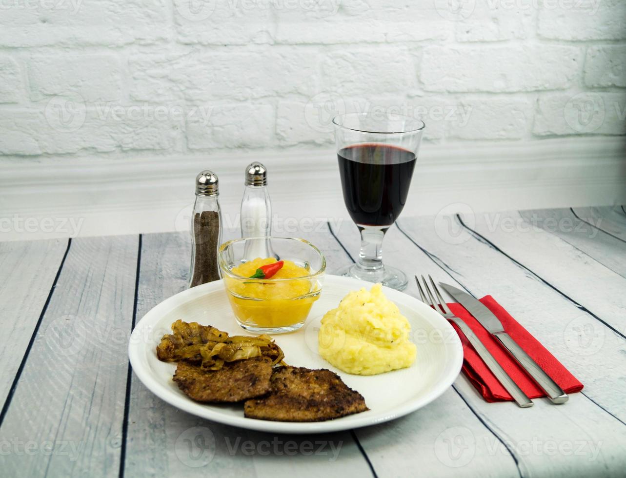 foie de bœuf frais avec oignons rôtis et purée de pommes de terre photo