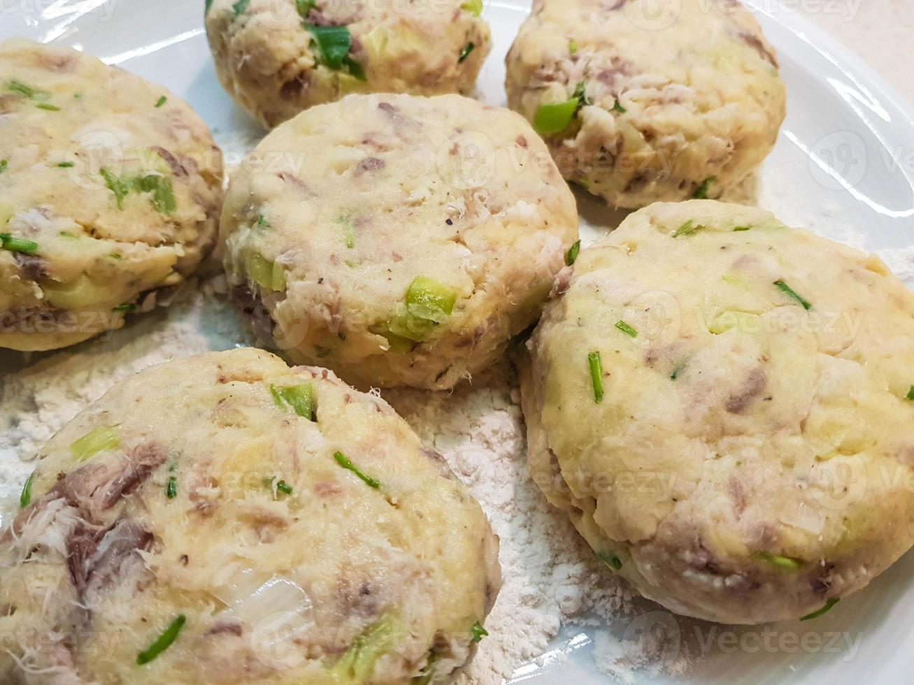 galettes de poisson de filet de maquereau fumé avec salade photo