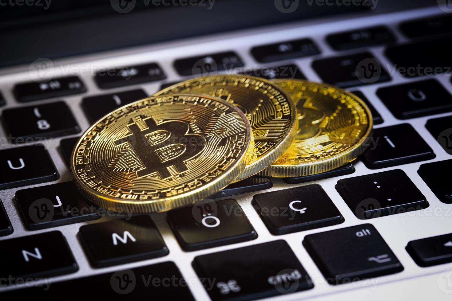 bitcoins, crypto-monnaie, transactions bitcoin sur ordinateur portable photo