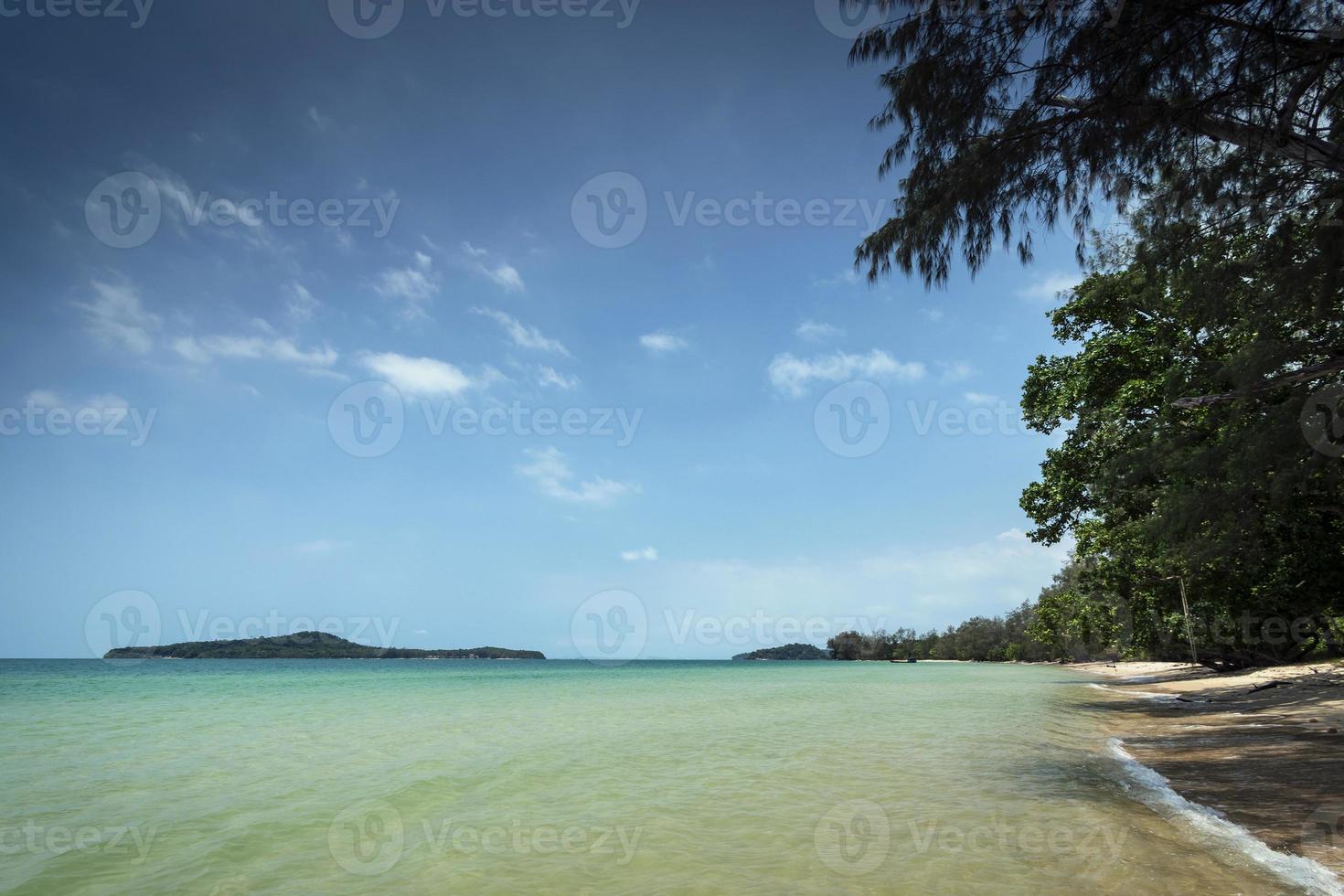 longue plage sur l'île de koh ta kiev près de sihanoukville cambodge photo