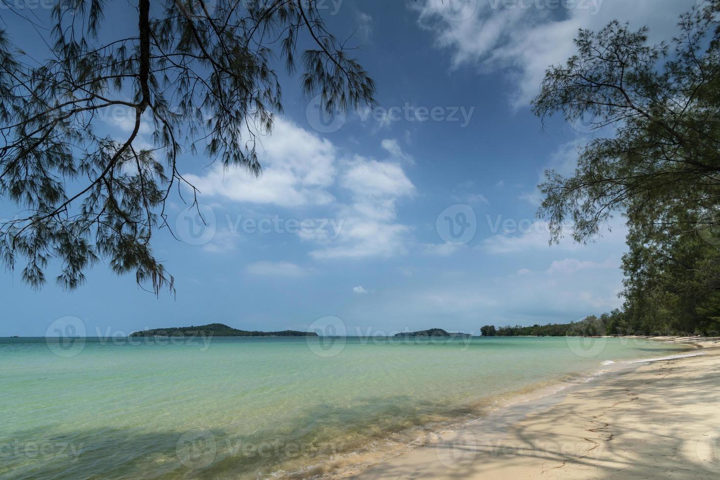 longue plage sur l'île de koh ta kiev près de sihanoukville cambodge photo